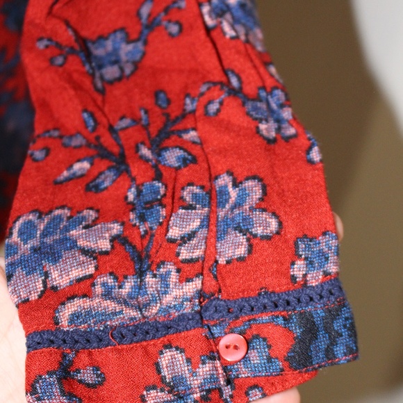 Lucky Brand, Red & Blue Floral Pattern No show button down top - Picture 2 of 7